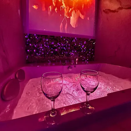 Black House B Jacuzzi Apartment *
