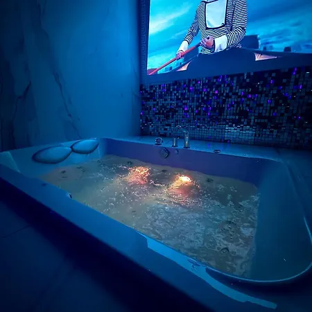 Black House B Jacuzzi Apartment *