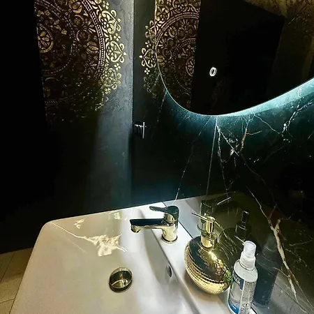 Apartment Black House B Jacuzzi